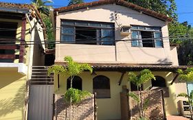 Casa no centro da cidade com garagem.